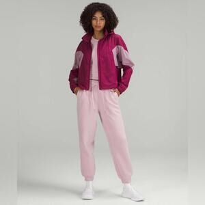 Lululemon Scuba High-Rise Relaxed Jogger
Pink Peony